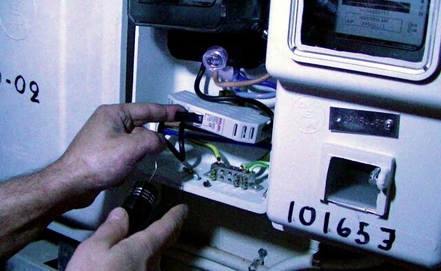 Συνελήφθη γιατί ‘πείραζε’ έναντι αμοιβής τους μετρητές της ΔΕΗ