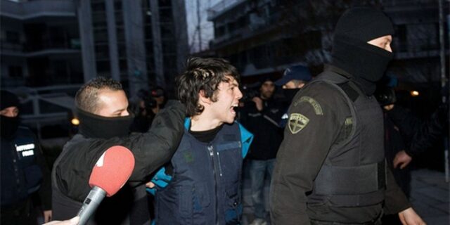 Οι 4 συλληφθέντες στο Βελβεντό καταγγέλλουν τους αστυνομικούς για βασανιστήρια με ξύλο και κουκούλες