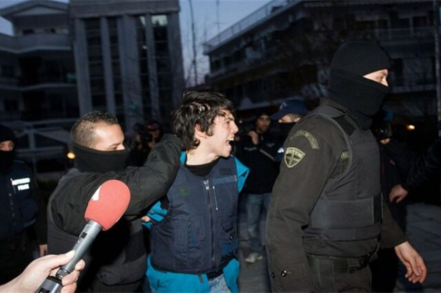 Οι 4 συλληφθέντες στο Βελβεντό καταγγέλλουν τους αστυνομικούς για βασανιστήρια με ξύλο και κουκούλες