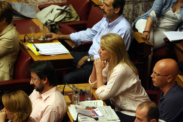 Κόντρα Κεδίκογλου – Δούρου στη Βουλή για τις εικόνες