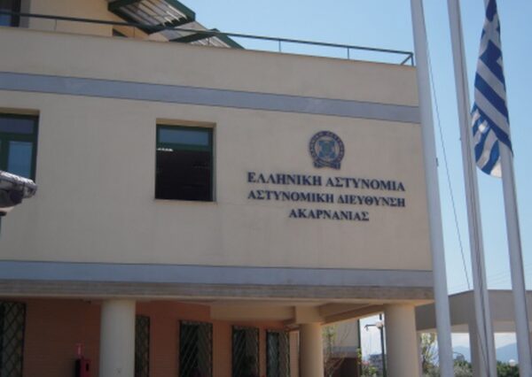 Απόδραση τριών κρατουμένων σε αστυνομικό τμήμα στο Aγρίνιο