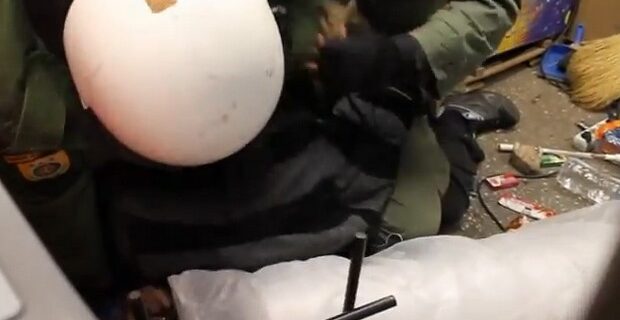 ΕΛ.ΑΣ. για προσαγωγή διαδηλωτή: Επιτέθηκε και χτύπησε αστυνομικό στο πόδι