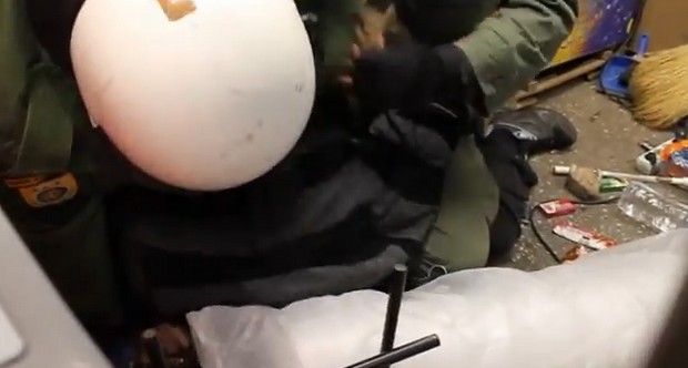 ΕΛ.ΑΣ. για προσαγωγή διαδηλωτή: Επιτέθηκε και χτύπησε αστυνομικό στο πόδι