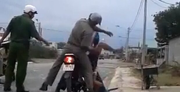 Σοκαριστικές εικόνες: Αστυνομική βία σε βάρος οδηγού μοτοσικλέτας στο Βιετνάμ