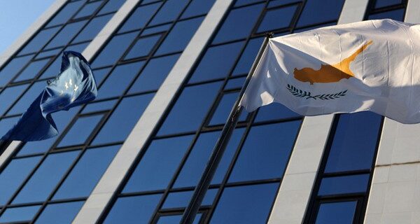 Υπέρ των προσωρινών περιορισμών στην κίνηση κεφαλαίων η Κομισιόν