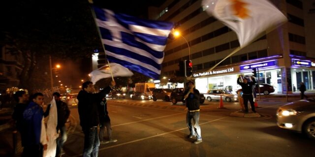 Στη σκιά του διλήμματος χρεοκοπία ή κούρεμα οι Κύπριοι