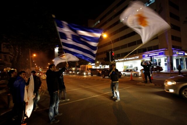 Στη σκιά του διλήμματος χρεοκοπία ή κούρεμα οι Κύπριοι
