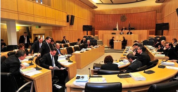 Ελληνική κυβέρνηση: ΝΑΙ σε όλα. Η Κύπρος είναι μακριά και οι Γερμανοί είναι φίλοι μας