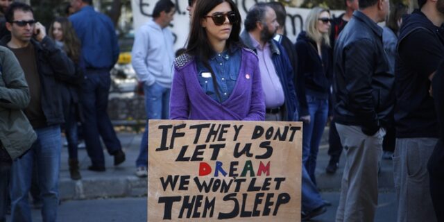 Economist: Πόσα χρωστάει ο μέσος Έλληνας και Κύπριος στους δανειστές
