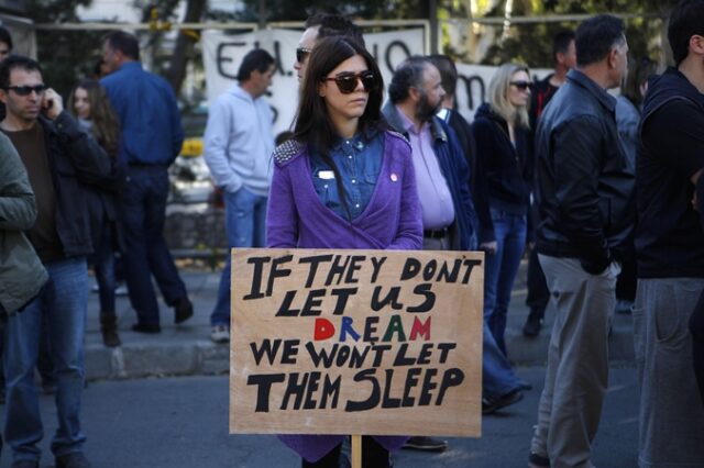 Economist: Πόσα χρωστάει ο μέσος Έλληνας και Κύπριος στους δανειστές