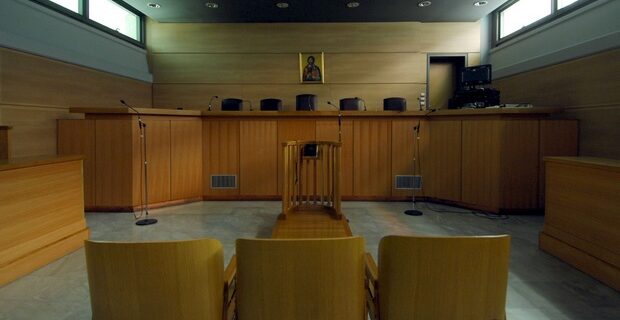 Η τρόικα έβγαλε κόκκινη κάρτα στους δικαστές
