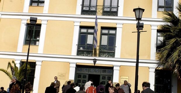 Φαγοπότι και στις Ανεξάρτητες Αρχές με αμοιβές 2.100€ σε μια μέρα