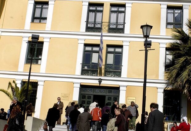 Φαγοπότι και στις Ανεξάρτητες Αρχές με αμοιβές 2.100€ σε μια μέρα