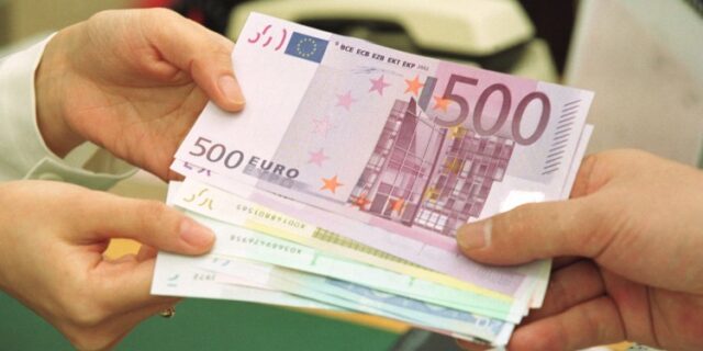 Σπατάλες Δήμων: Έδωσαν 100.000 ευρώ σε μαέστρο και 8.000 ευρώ για… μελομακάρονα