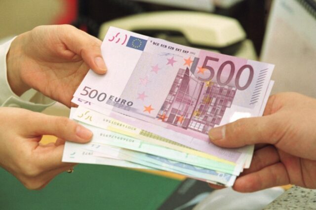 Σπατάλες Δήμων: Έδωσαν 100.000 ευρώ σε μαέστρο και 8.000 ευρώ για… μελομακάρονα