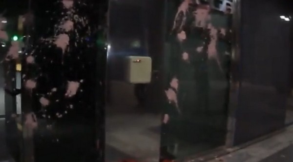 Η Χρυσή Αυγή πέταξε ταραμά έξω από τα γραφεία του Mega