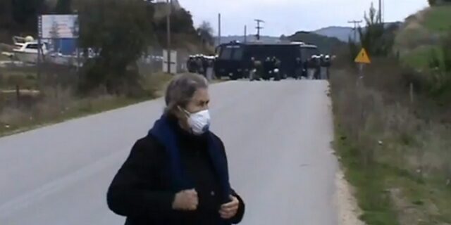 Γιαγιά απέναντι στα ΜΑΤ: “Δεν μας φοβίζουν μάνα μου, οι σφαίρες και τα κανόνια”