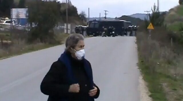 Γιαγιά απέναντι στα ΜΑΤ: “Δεν μας φοβίζουν μάνα μου, οι σφαίρες και τα κανόνια”