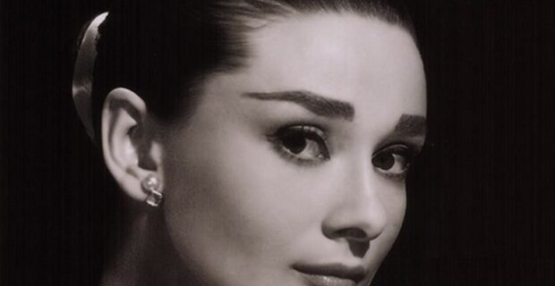 H Οντρεϊ Χέπμπορν ζει. Και τρώει σοκολάτα