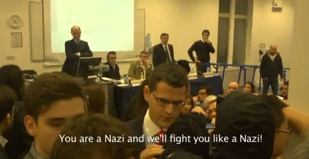 Νεαροί σε Καμίνη στο LSE: “Είσαι ναζί και χρυσαυγίτης”