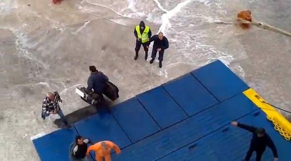 Εντυπωσιακό βίντεο στο λιμάνι της Κιμώλου. Φόρτωση και αποβίβαση μέσα στα κύματα