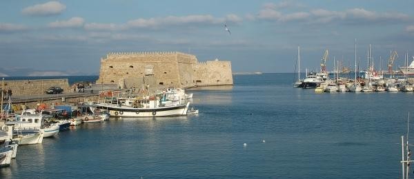Οικογένεια ανασύρθηκε σώα από ΙΧ στη θάλασσα