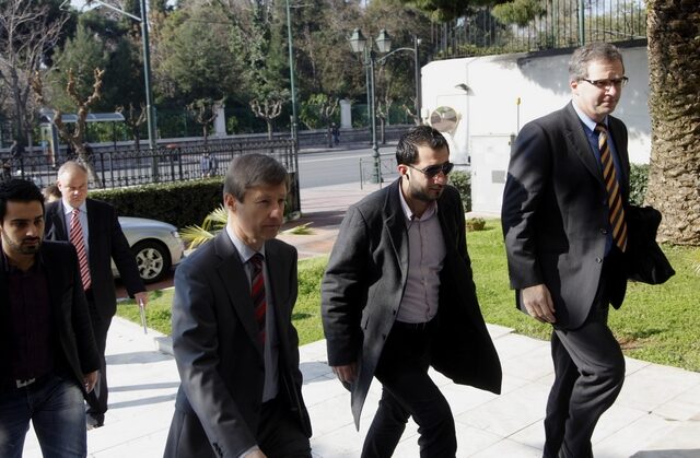 Συνάντηση Μανιτάκη – τρόικας με φόντο απολύσεις