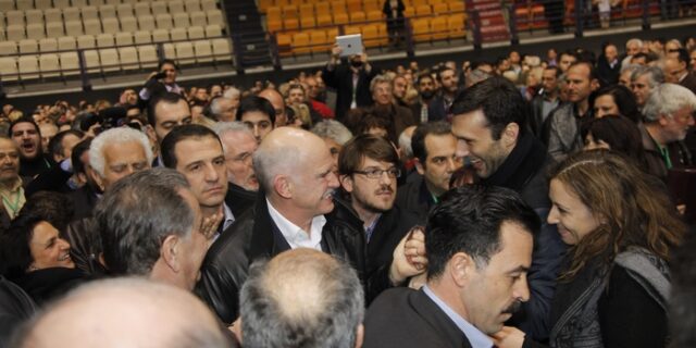 Αιχμηρό tweet Χατζηνικολάου για τη θερμή υποδοχή σε Παπανδρέου