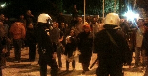 Επιχείρηση των ΜΑΤ για “καθάρισμα” της Αμαλίας με χρήση χημικών, ξυλοδαρμούς και προσαγωγές