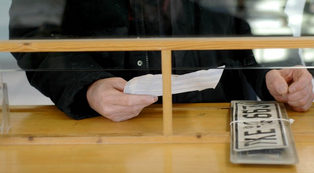 ΥΠΟΙΚ: Καμία υποχρέωση ασφάλισης για όσους κατέθεσαν πινακίδες