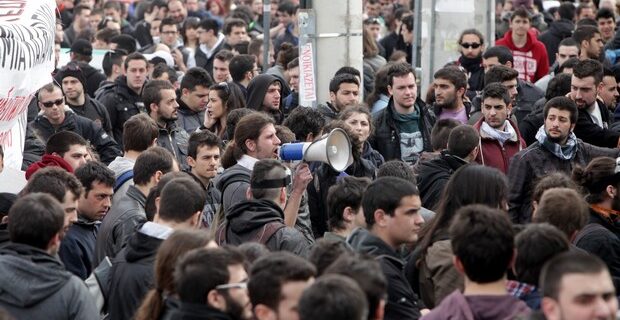 Αστυνομικός παρέσυρε πεζή ηλικιωμένη στο κέντρο της Αθήνας