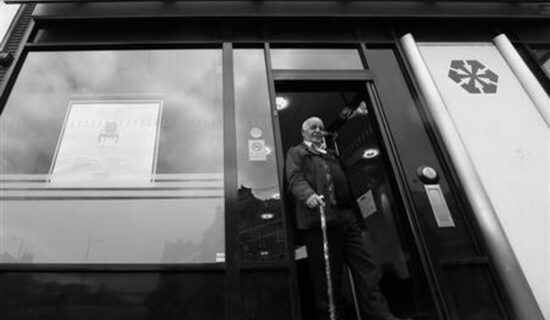 Reuters για Κύπρο: Σήκωναν χρήματα με το πρόσχημα ανθρωπιστικής βοήθειας, όσο οι τράπεζες ήταν κλειστές