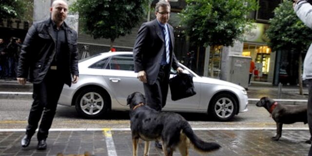Απελευθερώθηκε το σκυλί που γάβγισε την τρόικα – “Πόλεμος” στο Twitter