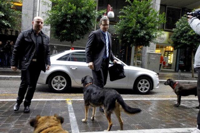 Απελευθερώθηκε το σκυλί που γάβγισε την τρόικα – “Πόλεμος” στο Twitter