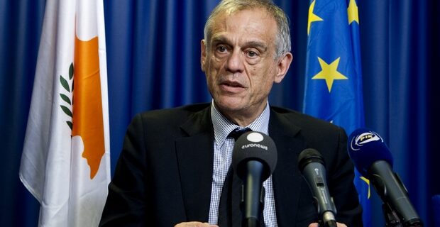 Ο ΥΠΟΙΚ Κύπρου διαψεύδει μειώσεις μισθών