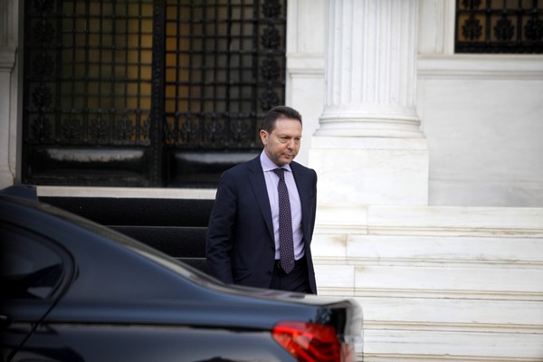 Τον Κ. Παπούλια και τους πολιτικούς αρχηγούς ενημερώνει ο Γ. Στουρνάρας