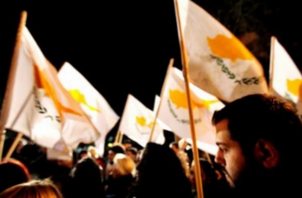 Στελέχη γερμανικών επιχειρήσεων: Αφήστε την Κύπρο να χρεοκοπήσει