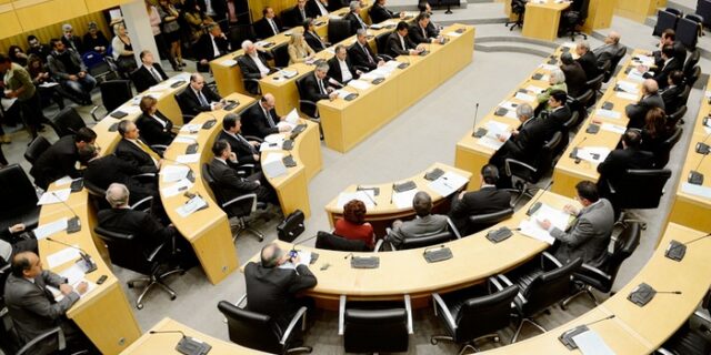 Λίστα με όσους “σήκωσαν” χρήματα ζητά η κυπριακή Βουλή