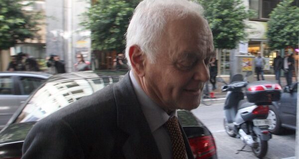 Μανιτάκης – τρόικα: Προσπάθεια να κλείσουν σύντομα τα ανοιχτά θέματα