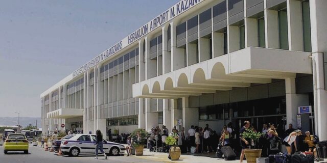 Εκατοντάδες μετανάστες με πλαστά έγγραφα στα αεροδρόμια της Κρήτης