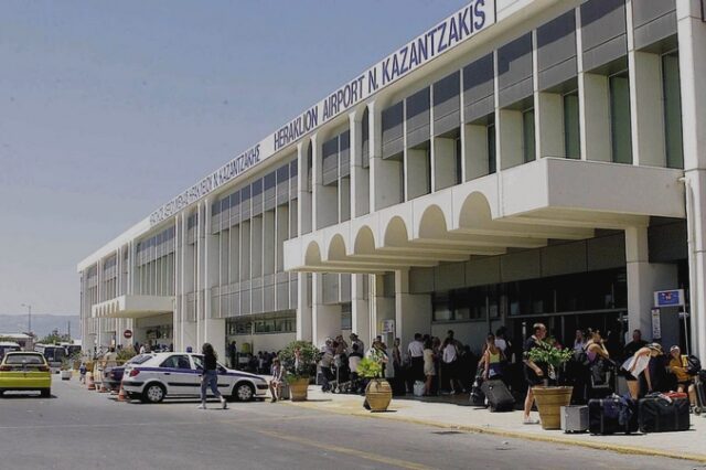 Εκατοντάδες μετανάστες με πλαστά έγγραφα στα αεροδρόμια της Κρήτης