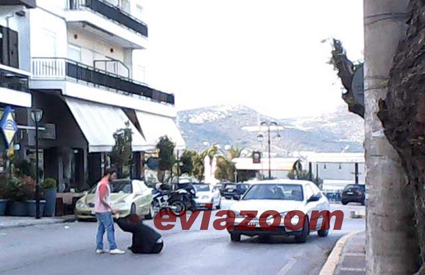 Βίντεο: Ξάπλωσε στη μέση του δρόμου για να την πατήσουν ΙΧ