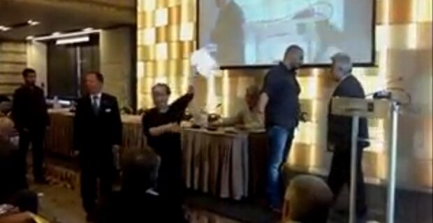 Έδιωξαν από το βήμα βουλευτές της Ν.Δ. και της ΔΗΜΑΡ