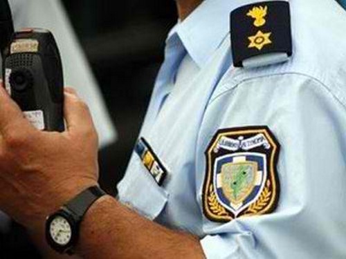 Αστυφύλακας και Σύρος συνεργός του εκβίαζαν αλλοδαπό