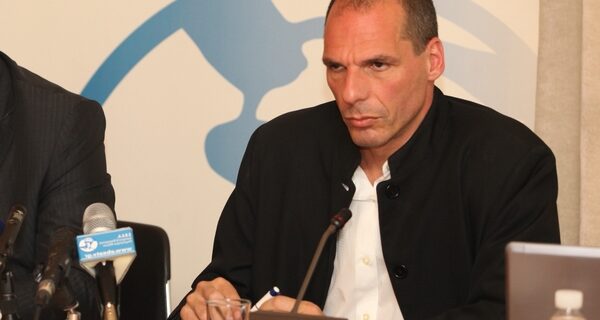Βαρουφάκης: Καλά έκανε η τρόικα και διέλυσε το “γάμο” Εθνικής-Eurobank