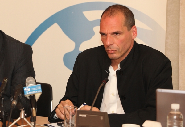 Βαρουφάκης: Καλά έκανε η τρόικα και διέλυσε το “γάμο” Εθνικής-Eurobank