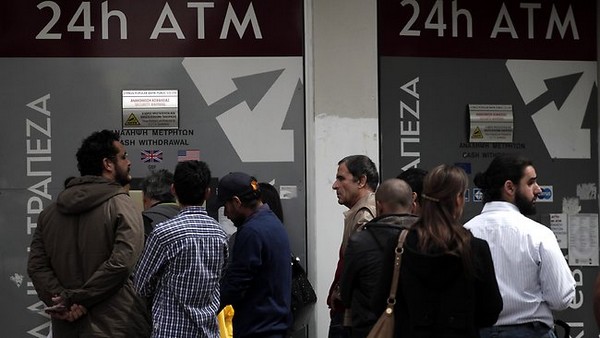 Συζητήσεις για την εξυγίανση των τραπεζών στην Κύπρο εν μέσω νέου διατάγματος για περιορισμούς στις συναλλαγές
