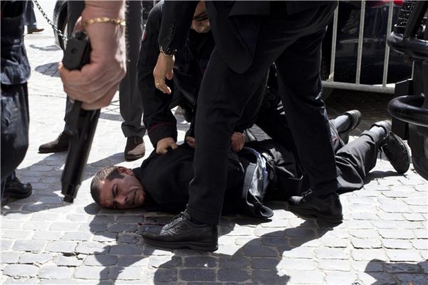 Πυροβολισμοί έξω από τη Βουλή στην Ιταλία – Δύο τραυματίες και σύλληψη του δράστη