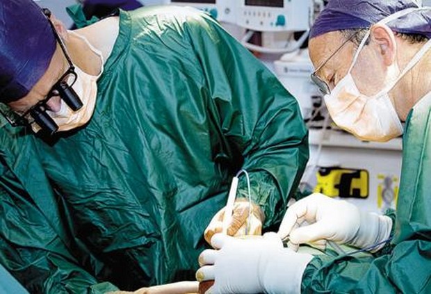 Ξεκίνησε η επέμβαση του 15χρονου στο Αννόβερο