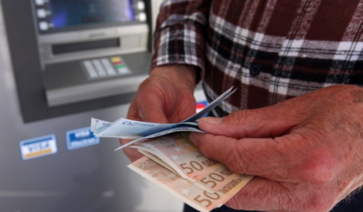 Οι Έλληνες “σπάνε” τις καταθέσεις τους ώστε να γλιτώσουν από πιθανό κούρεμα ανάλογο της Κύπρου